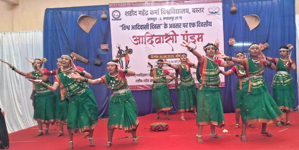 आदिवासी पंडुम 25 अगस्त 2025 में कार्यक्रम की प्रस्तुति देती छात्राएँ